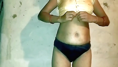 Indian bhabhi with natural body plays with her body