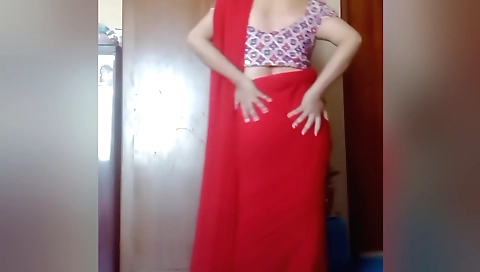 Amateur porn video with a brunette who masturbates in a solo