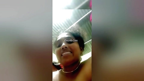 Indian bhabhi gets on the camera and shows off her big boobs