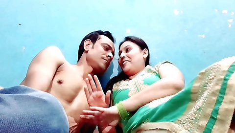 Indian milf with a cute face enjoys sex with her lover