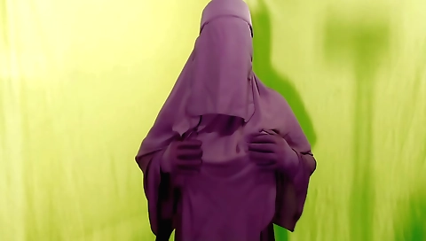 Indian girl with a nice body seduces and takes off