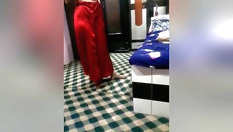 Amateur brunette plays with her pussy on webcamera