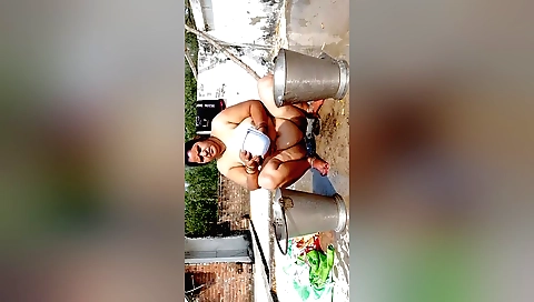 Indian lady with a huge ass is having fun in the bath