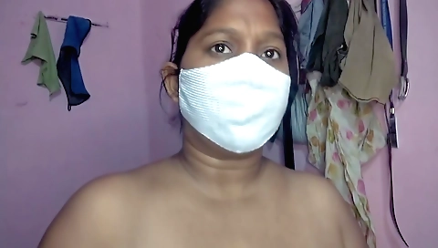 Indian teen with a big ass fucks and sticks a dick inside her