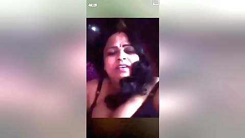 Indian brunette gives hot blowjob in amateur solo video