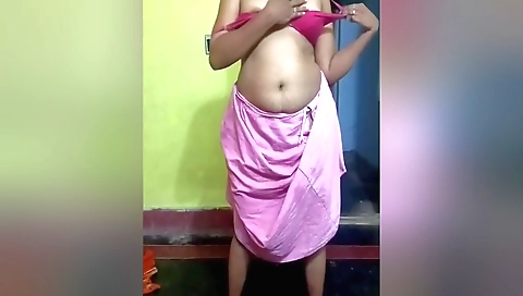 Indian solo girl porn video showing her body in a sexy pose