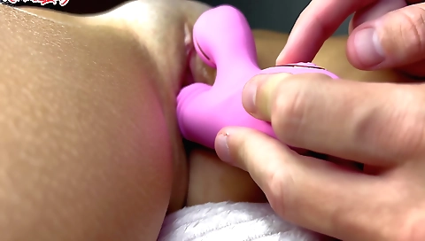 Amateur stepmom with a sexy body is happy to have her pussy licked