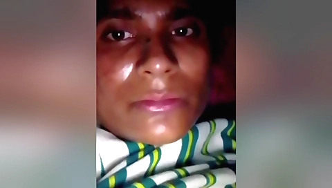 Indian chick fucks her shaved pussy in amateur porn