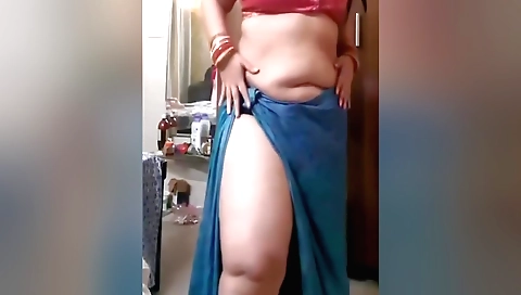 Big booty brunette amateur chick shows off her booty on web cam