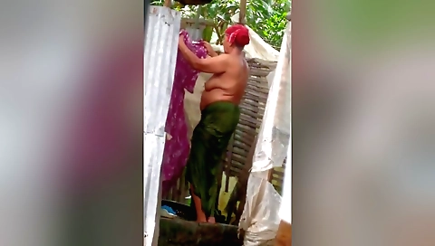 Indian amateur with beautiful smile bathing her body