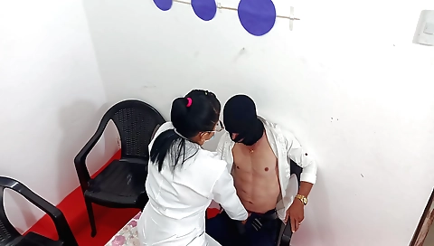 Indian amateur brunette shows off her beauty in the video