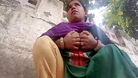 Bhabhi (bina) pissing on her own in the outdoor scene