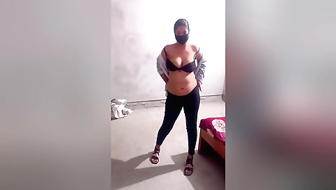 Indian amateur video showing a brunette in a sexy outfit