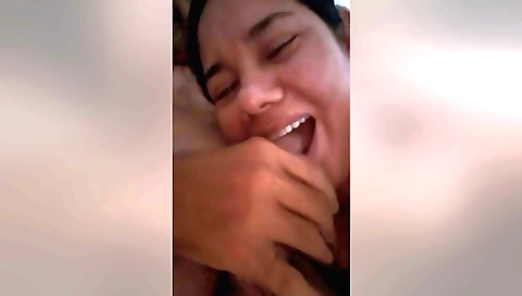 Indian slut gets her cunny fucked on the bedroom table