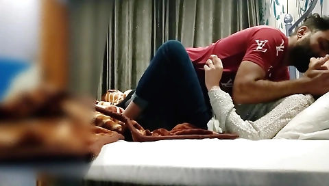 Amateur college hottie kisses lips and gets a blowjob