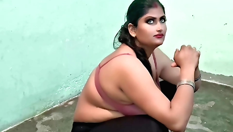 Indian amateur brunette with a nice body is having a hot fuck