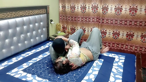 Indian housemaid has fun with her wife while shopping