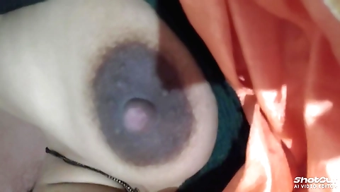 Indian amateur chick is fucked in her sexy clothes