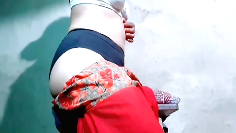 Indian solo video showing the girl's big tits and her pussy