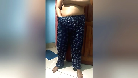 Indian amateur girl masturbates with her fingers on webcam