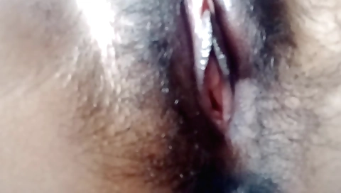 Indian slut stretches her sexy pussy in hardcore video
