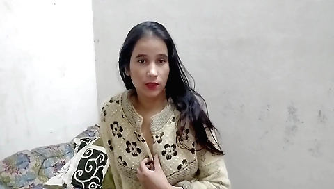 Solo amateur chick shows off her sexy body on porn show