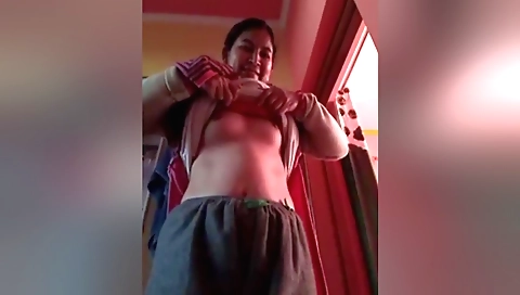 Bhabhi naked in the webcam show and shows her body