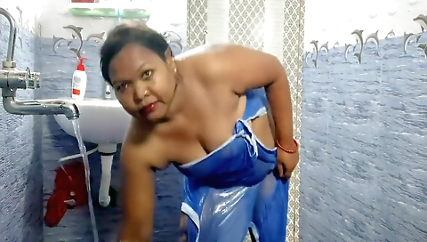 Indian beauty shows off her gorgeous body in the shower