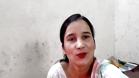 Hot solo female shows off her beauty and skill in hd video