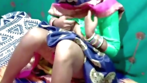 Indian babe in a nice dress gets creampie in the bedroom