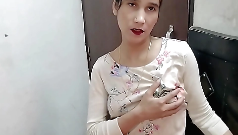Indian teen with a nice body takes part in a solo session