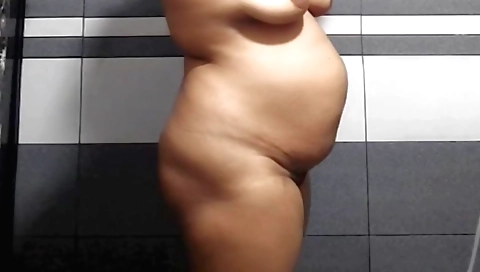 Indian babe shows her ass in a hot and sexy homemade video